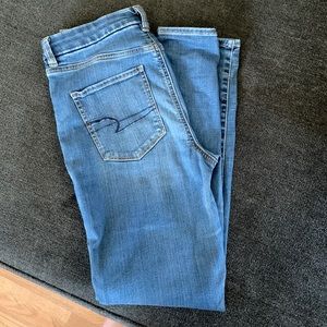 Medium wash American eagle jeans. Size 8 long.